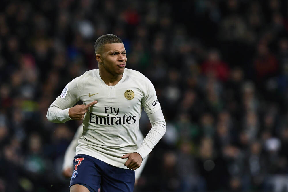 世体：阿劳霍回归训练 佩德里、孔德正常训练 奥尔莫只合练几分钟